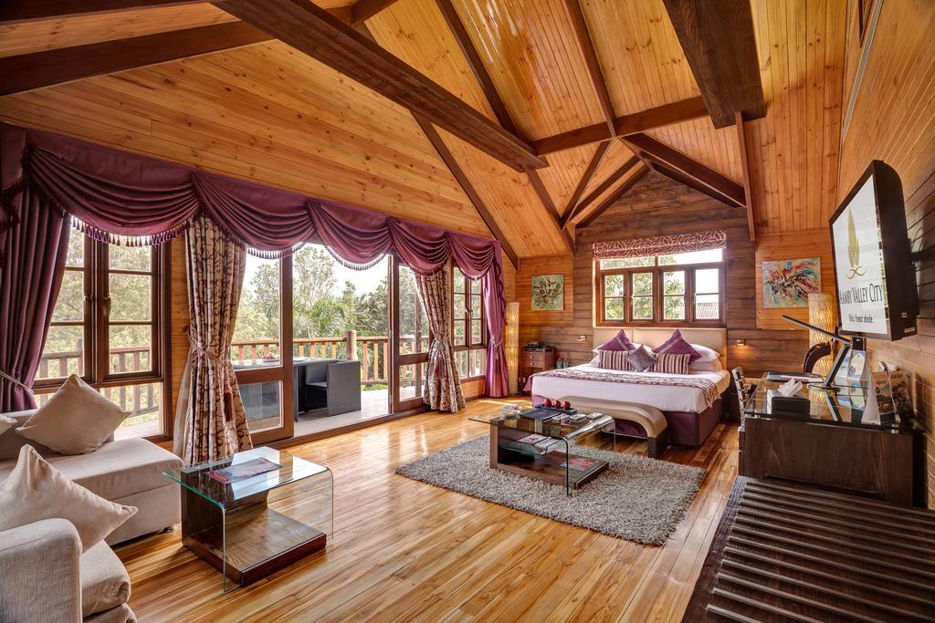 암비 밸리 시티 로나발라 객실 사진 A bedroom at the resort