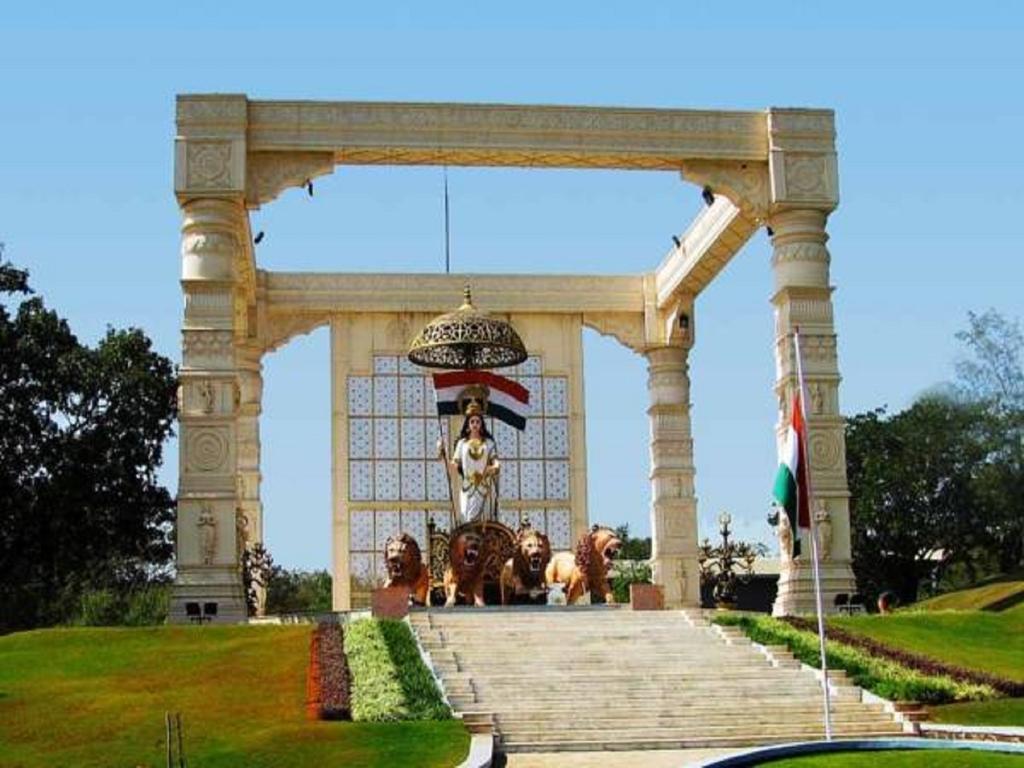 암비 밸리 시티 로나발라 외부 사진 The statue of King Hussein