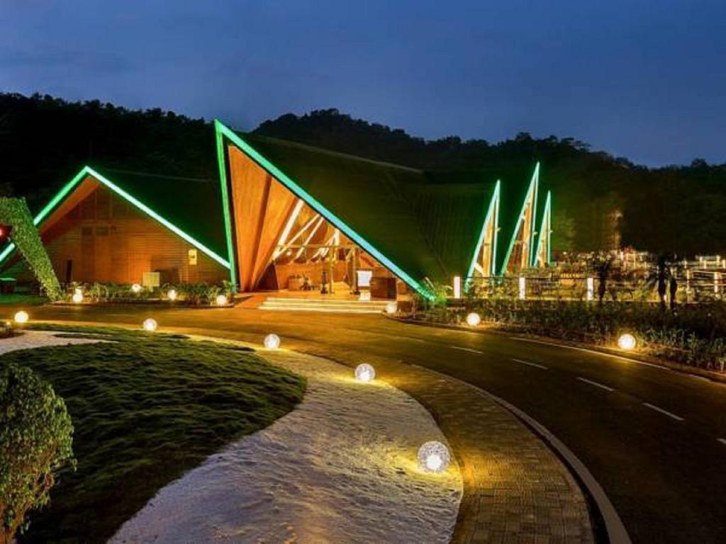 암비 밸리 시티 로나발라 외부 사진 The resort at night