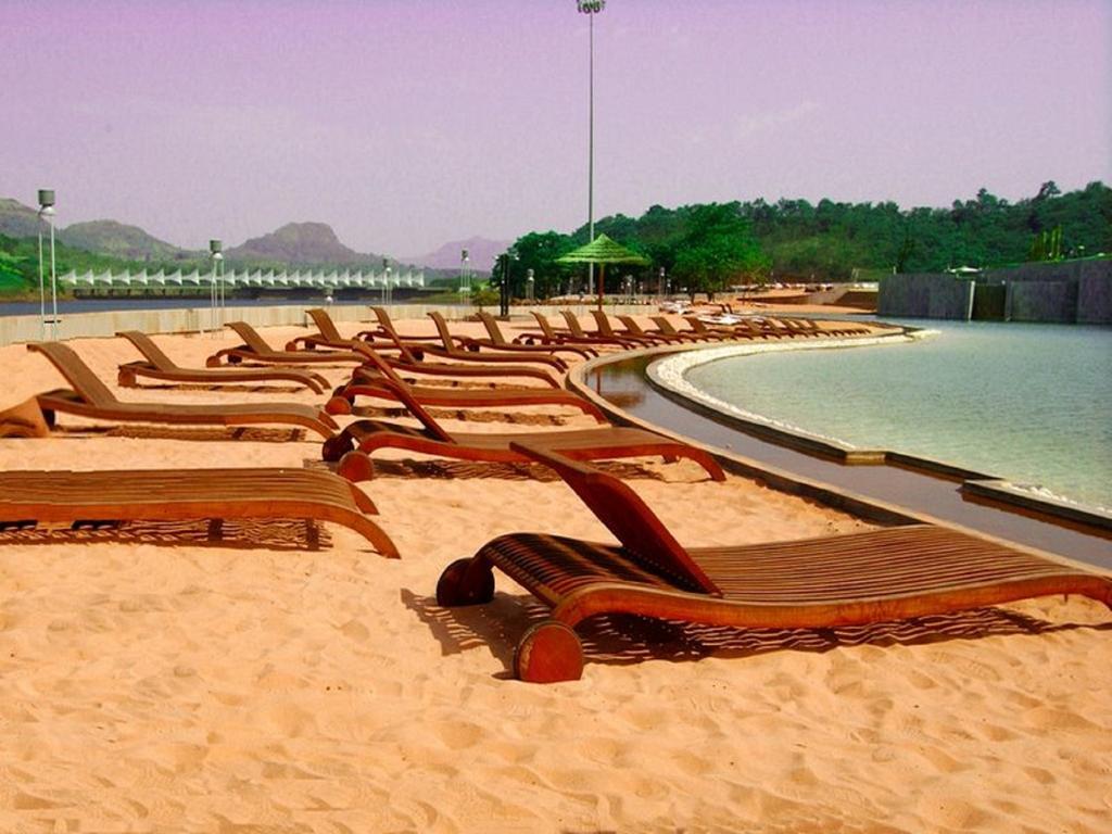 암비 밸리 시티 로나발라 외부 사진 The beach at the resort