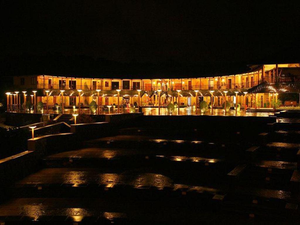 암비 밸리 시티 로나발라 외부 사진 The resort at night