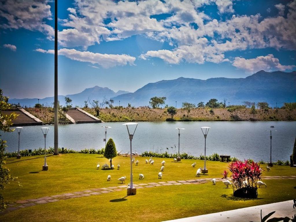 암비 밸리 시티 로나발라 외부 사진 View of the lake from the hotel