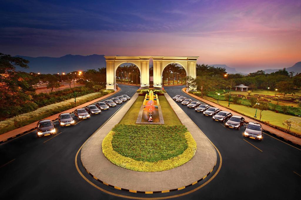 암비 밸리 시티 로나발라 외부 사진 The University of the Philippines Diliman, the main campus of the University of the Philippines, is the largest university in the Philippines.