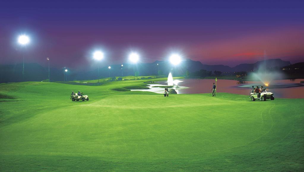 암비 밸리 시티 로나발라 외부 사진 Golf course at night