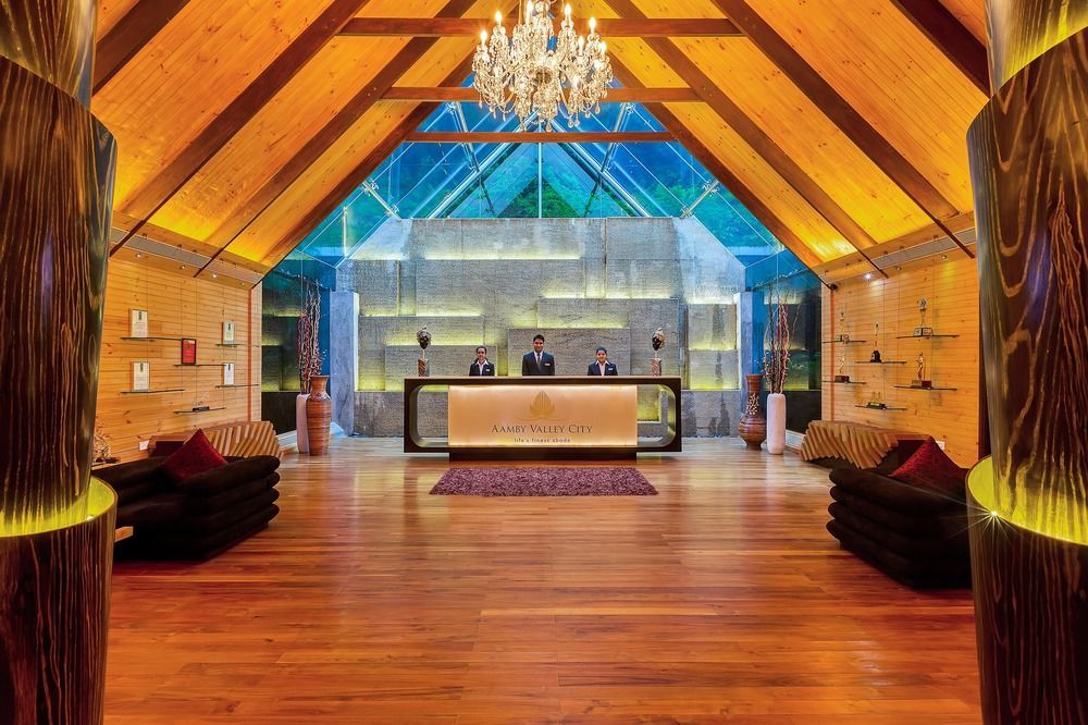 암비 밸리 시티 로나발라 외부 사진 The lobby of the hotel