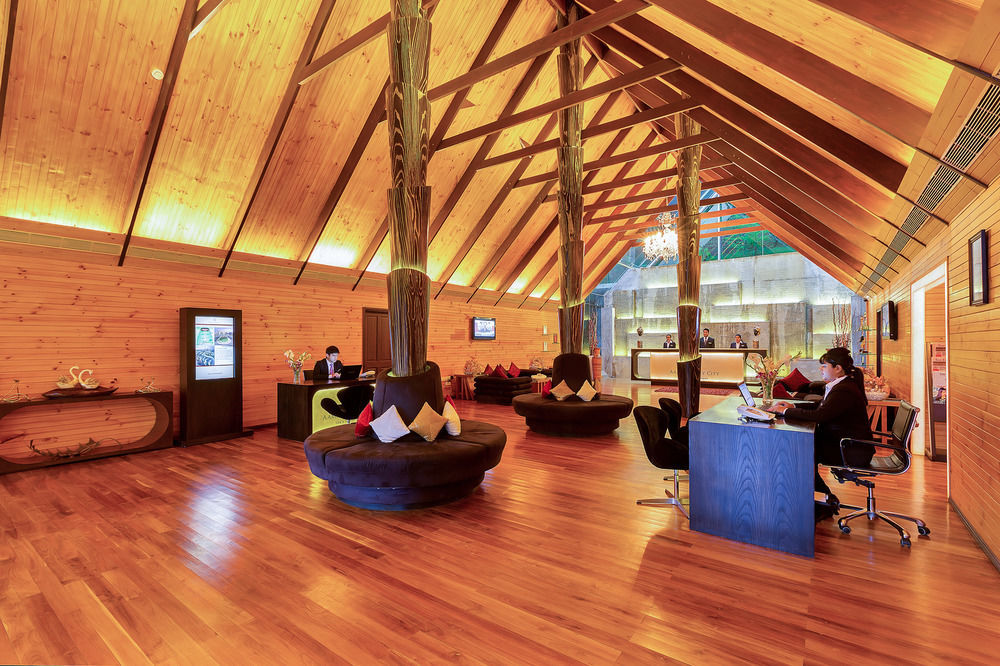암비 밸리 시티 로나발라 외부 사진 The interior of the lounge