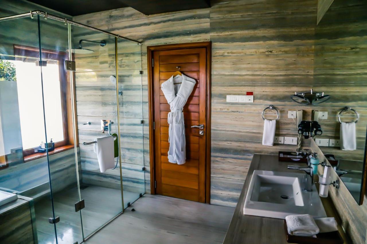 암비 밸리 시티 로나발라 외부 사진 A bathroom in a hotel