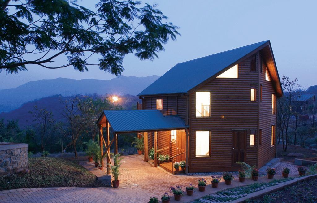 암비 밸리 시티 로나발라 외부 사진 A log cabin in the resort