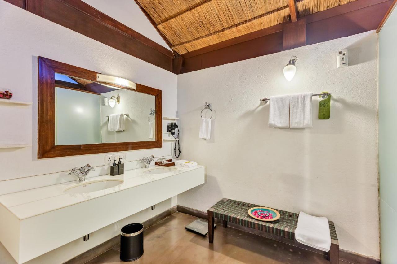 암비 밸리 시티 로나발라 객실 사진 Bathroom of a Deluxe Ocean View Room