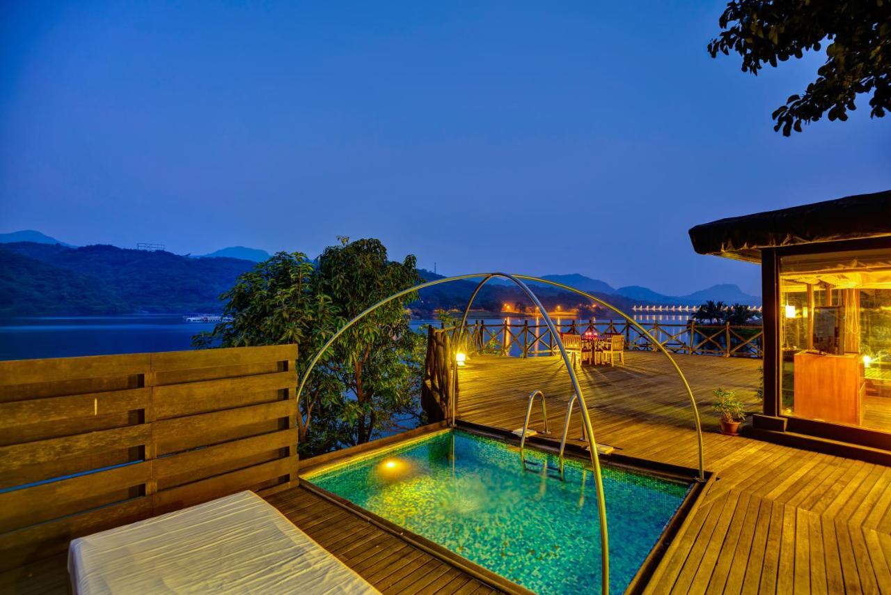 암비 밸리 시티 로나발라 객실 사진 The swimming pool at the hotel